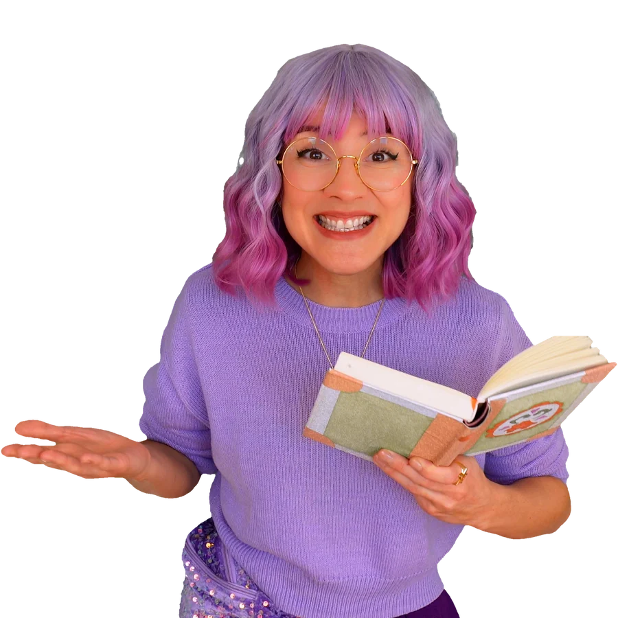 Beca sorrindo com um livro aberto