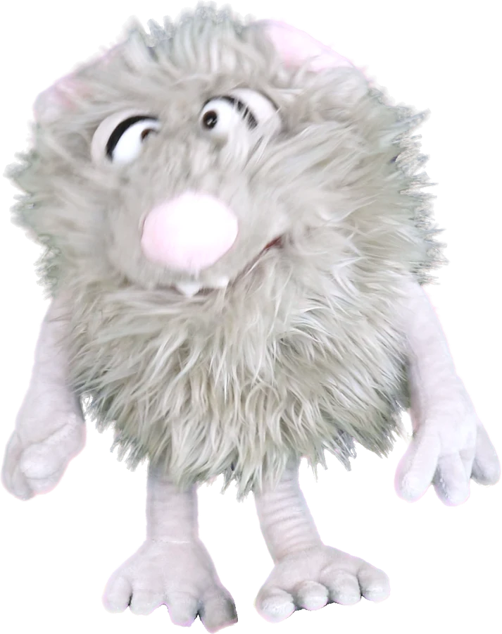 O fantoche Ratoffee, um ratinho cinza e peludo, de olhos bem abertos